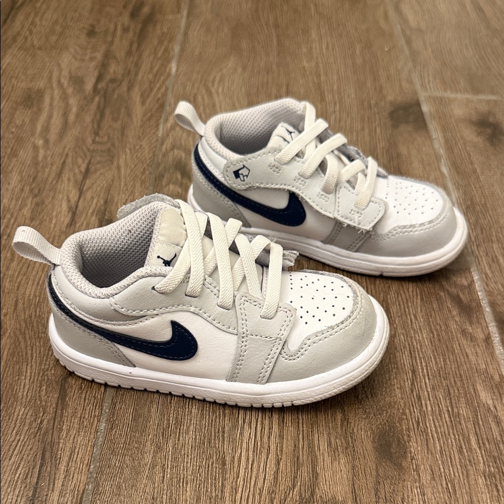 Nike Kids White and Navy Low-Top Sneakers